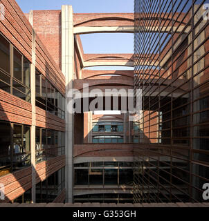 Hof Lücke zwischen den Blöcken. TrIburg HQ, Gurgaon, Indien. Architekt: SPA Design, 2015. Stockfoto