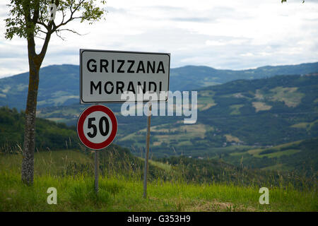 Das Dorf von Grizzana Morandi, in der nördlichen italienischen Landschaft. Stockfoto