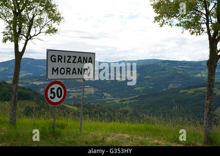 Das Dorf von Grizzana Morandi, in der nördlichen italienischen Landschaft. Stockfoto