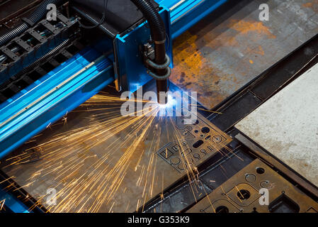 Maschine zum ständigen Metall-Laserschneiden Stockfoto