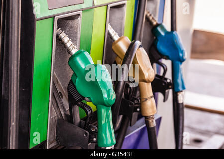 farbige Benzin Gas Pumpe Düsen in einer Tankstelle Stockfoto