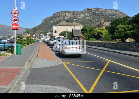 Verkehr geht durch die High Street in Muizenberg in Südafrika im Herbst Stockfoto