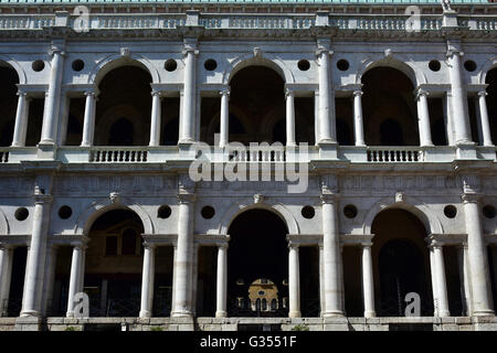 Detail von Basilica Palladiana Loggia mit Rundbögen, Säulen und Architrav kennt als "Serliana", eine perfekte Probe des späten r Stockfoto