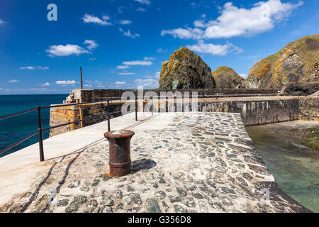 Historischen Hafen im Mullion Cove in Mounts Bay Cornwall England UK Europa Stockfoto