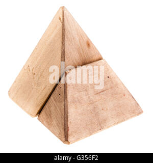 eine hölzerne Pyramidenform Puzzle isoliert auf einem weißen Hintergrund Stockfoto