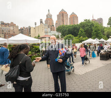 Rettung-Armee-Major Philip Wittenberg unterstützt kostenlose Donuts am Union Square in New York während der Feier der Donut Nationalfeiertag am Freitag, 3. Juni 2016 geben. Unterstützt durch die Entenmann, der Bäcker gab Zehntausende von Schokoladen Donuts und bis zu 35.000 $ an die Heilsarmee gespendet. Donut Nationalfeiertag, dem ersten Freitag im Juni, entstand 1938 durch die Heilsarmee zu Ehren der "Donut Mädels", die Leckereien verabreicht und Trost für Soldaten während WW1. Der Entenmann ist ein Geschäftsbereich der Bimbo Bäckereien USA. (© Richard B. Levine) Stockfoto