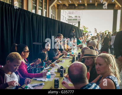 Olive Garden Fans und neugierige sind gefüllt, die Kiemen an Proben aus der Olive Garden Family Table-Promotion-Event auf der High Line Park in New York auf Donnerstag, 2. Juni 2016. Die Besucher wurden mit Proben von neuen Menüelemente einschließlich neue Geschmacksrichtungen von Suppenstange Sandwiches und Frikadelle und Hühnchen Spaghetti-Kuchen verwöhnt. Ein langer Tisch mit 500 wurde im Park eingerichtet, wo Tausende serviert wurden. (© Richard B. Levine) Stockfoto