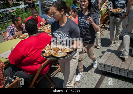 Olive Garden Fans und neugierige sind gefüllt, die Kiemen an Proben aus der Olive Garden Family Table-Promotion-Event auf der High Line Park in New York auf Donnerstag, 2. Juni 2016. Die Besucher wurden mit Proben von neuen Menüelemente einschließlich neue Geschmacksrichtungen von Suppenstange Sandwiches und Frikadelle und Hühnchen Spaghetti-Kuchen verwöhnt. Ein langer Tisch mit 500 wurde im Park eingerichtet, wo Tausende serviert wurden. (© Richard B. Levine) Stockfoto