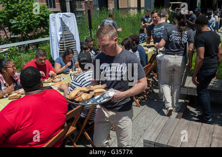 Olive Garden Fans und neugierige sind gefüllt, die Kiemen an Proben aus der Olive Garden Family Table-Promotion-Event auf der High Line Park in New York auf Donnerstag, 2. Juni 2016. Die Besucher wurden mit Proben von neuen Menüelemente einschließlich neue Geschmacksrichtungen von Suppenstange Sandwiches und Frikadelle und Hühnchen Spaghetti-Kuchen verwöhnt. Ein langer Tisch mit 500 wurde im Park eingerichtet, wo Tausende serviert wurden. (© Richard B. Levine) Stockfoto