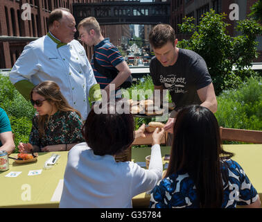 Olive Garden Fans und neugierige sind gefüllt, die Kiemen an Proben aus der Olive Garden Family Table-Promotion-Event auf der High Line Park in New York auf Donnerstag, 2. Juni 2016. Die Besucher wurden mit Proben von neuen Menüelemente einschließlich neue Geschmacksrichtungen von Suppenstange Sandwiches und Frikadelle und Hühnchen Spaghetti-Kuchen verwöhnt. Ein langer Tisch mit 500 wurde im Park eingerichtet, wo Tausende serviert wurden. (© Richard B. Levine) Stockfoto