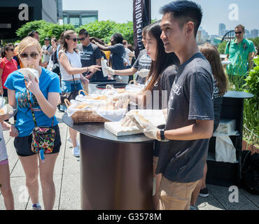 Olive Garden Fans und neugierige sind gefüllt, die Kiemen an Proben aus der Olive Garden Family Table-Promotion-Event auf der High Line Park in New York auf Donnerstag, 2. Juni 2016. Die Besucher wurden mit Proben von neuen Menüelemente einschließlich neue Geschmacksrichtungen von Suppenstange Sandwiches und Frikadelle und Hühnchen Spaghetti-Kuchen verwöhnt. Ein langer Tisch mit 500 wurde im Park eingerichtet, wo Tausende serviert wurden. (© Richard B. Levine) Stockfoto