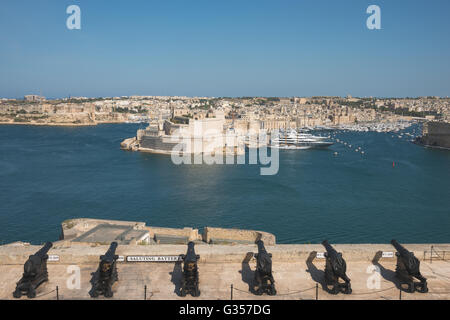 Kanonen auf der Upper Barrakka Gardens in Valetta, Malta Stockfoto