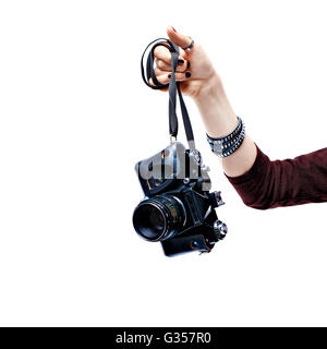 Frau Hand mit alten Kamera isoliert auf weißem Hintergrund Stockfoto