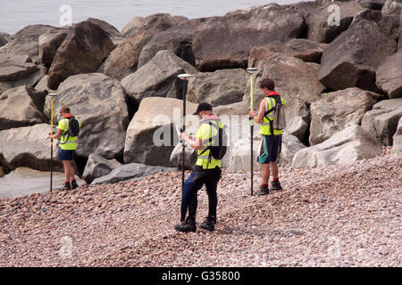 Küste und Strand in Sidmouth, Devon, durchläuft ein GPS basierte Umfrage von Mitarbeitern des EDI-Umfragen. Stockfoto