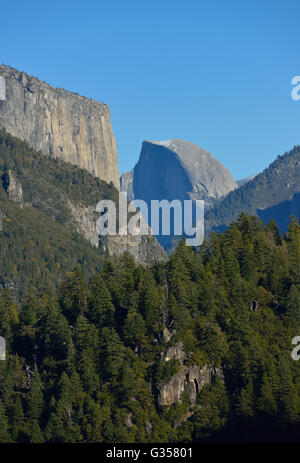 Erstaunlicher Yosemite Valley NP im Spätherbst (von Big Oak Flat Rd), Mariposa CA Stockfoto