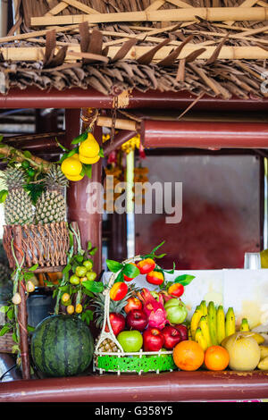 verschiedene lebendige farbige Früchte auf den Verkauf in einem thailändischen Obststand Stockfoto