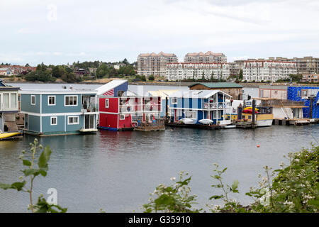 Bunte Hausboote in der Fishermans Wharf Gegend von Victoria, BC Stockfoto