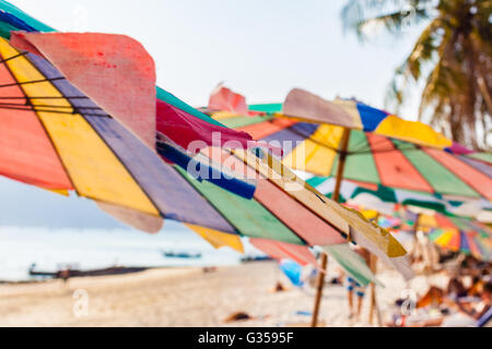 lebendige und Multi farbige Sonnenschirme in einem tropischen Paradies Stockfoto