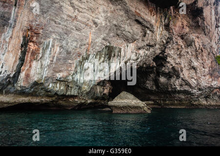 majestätische Felsformation in Phi Phi Insel in der Andamanensee, Thailand Stockfoto