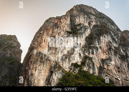 majestätische Felsformation in Phi Phi Insel in der Andamanensee, Thailand Stockfoto