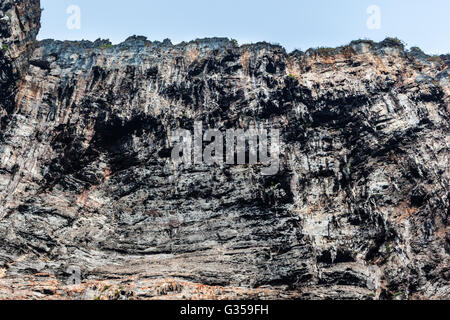 majestätische Felsformation in Phi Phi Insel in der Andamanensee, Thailand Stockfoto