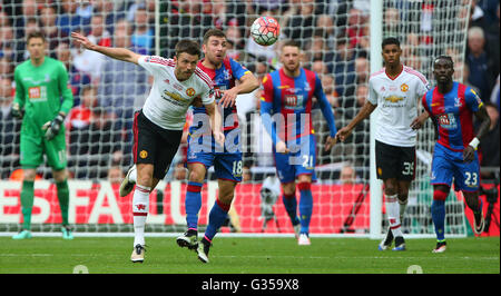 Michael Carrick Manchester United wetteifert mit Crystal Palace James McArthur während der Emirate FA Cup-Finale zwischen Crystal Palace und Manchester United im Wembley Stadion in London. 21. Mai 2016. NUR ZUR REDAKTIONELLEN VERWENDUNG. Keine Verwendung mit nicht autorisierten Audio, Video, Daten, Spielpläne, Verbandsliga/Logos oder "live"-Dienste. Im Spiel Onlinenutzung beschränkt auf 75 Bilder, keine video Emulation. Keine Verwendung in Wetten, Spiele oder Vereinsspieler/Liga/Einzelpublikationen. James Boardman / Tele Bilder + 44 7967 642437 Stockfoto