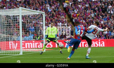 Crystal Palace Jason Puncheon feuert in das erste Tor während der Emirate FA Cup-Finale zwischen Crystal Palace und Manchester United im Wembley Stadion in London. 21. Mai 2016. NUR ZUR REDAKTIONELLEN VERWENDUNG. Keine Verwendung mit nicht autorisierten Audio, Video, Daten, Spielpläne, Verbandsliga/Logos oder "live"-Dienste. Im Spiel Onlinenutzung beschränkt auf 75 Bilder, keine video Emulation. Keine Verwendung in Wetten, Spiele oder Vereinsspieler/Liga/Einzelpublikationen. James Boardman / Tele Bilder + 44 7967 642437 James Boardman / Tele Bilder + 44 7967 642437 Stockfoto