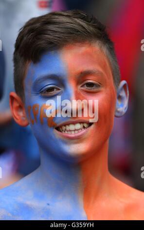 Ein junger Fan Palast während der Emirate FA Cup-Finale zwischen Crystal Palace und Manchester United im Wembley Stadion in London. 21. Mai 2016. NUR ZUR REDAKTIONELLEN VERWENDUNG. Keine Verwendung mit nicht autorisierten Audio, Video, Daten, Spielpläne, Verbandsliga/Logos oder "live"-Dienste. Im Spiel Onlinenutzung beschränkt auf 75 Bilder, keine video Emulation. Keine Verwendung in Wetten, Spiele oder Vereinsspieler/Liga/Einzelpublikationen. James Boardman / Tele Bilder + 44 7967 642437 + 44 7967 642437 Stockfoto