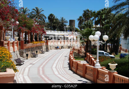 Blick entlang der Promenade, Benalmadena, Costa del Sol, Provinz Malaga, Andalusien, Spanien, Westeuropa. Stockfoto