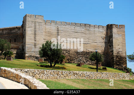 Sohail Schloss mit Schlossgarten in der Vordergrund, Fuengirola, Provinz Malaga, Andalusien, Spanien, Westeuropa. Stockfoto