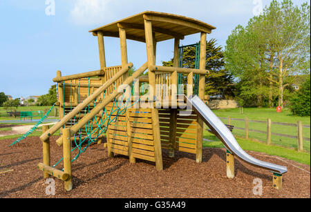 Hölzernen Klettergerüst auf einem Kinderspielplatz in einem Park in Großbritannien. Stockfoto