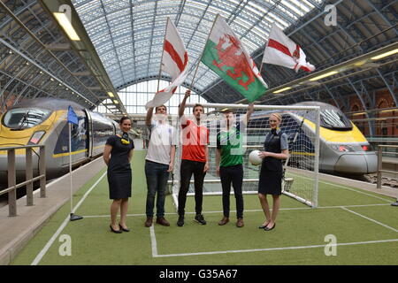 Eine Plattform in London St. Pancras Station ist begrünt und verwandelte sich in ein Fußballfeld, abgeschlossen mit dem Ziel, so dass Fans ihre Bilder machen können, bevor Internat Eurostar nach Frankreich trainiert, Spiele während der Euro 2016-Turniers zu sehen. Stockfoto