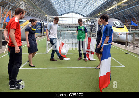 Eine Plattform in London St. Pancras Station ist begrünt und verwandelte sich in ein Fußballfeld, abgeschlossen mit dem Ziel, so dass Fans ihre Bilder machen können, bevor Internat Eurostar nach Frankreich trainiert, Spiele während der Euro 2016-Turniers zu sehen. Stockfoto