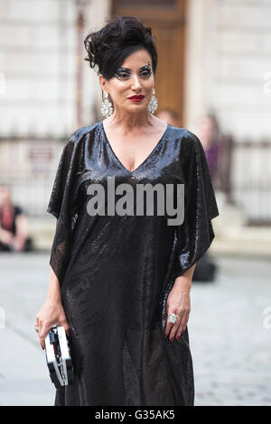 London, UK. 7. Juni 2016. Im Bild: Nancy Dell'Olio. Promis und VIPs kommen für die Royal Academy of Arts Sommerausstellung 2016 Vorschau Party. Die Sommer-Ausstellung ist die weltweit größte offene Einreichung Ausstellung, jedes Jahr ohne Unterbrechung seit 1769, und spielt weiterhin eine bedeutende Rolle bei der Beschaffung von Mitteln für die heutigen Studenten der RA Schulen zu finanzieren. Die Ausstellung ist geöffnet vom 13. Juni – 21. August 2016. Stockfoto