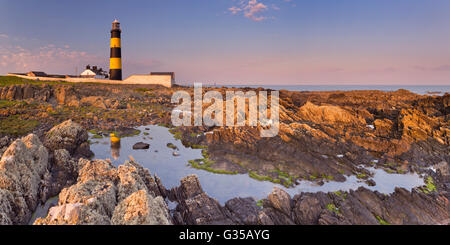 Die St. Johns Point Lighthouse in Nordirland bei Sonnenuntergang fotografiert. Stockfoto