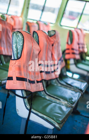 Weste Schwimmweste über den Sitz der eine alte Fähre in thailand Stockfoto