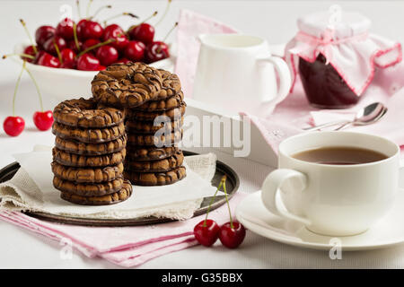 Frühstück. Tee mit Schokoladenkekse auf einem weißen Tablett. Selektiven Fokus. Stockfoto