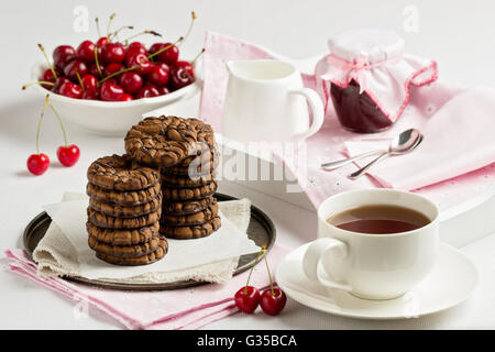 Frühstück. Tee mit Schokoladenkekse auf einem weißen Tablett. Selektiven Fokus. Stockfoto