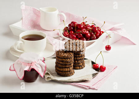 Frühstück. Tee mit Schokoladenkekse auf einem weißen Tablett. Selektiven Fokus. Stockfoto