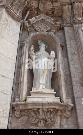 Statue des Propheten Elias auf Fassade des Carmo Kirche (18. Jh.)  im historischen Zentrum von Porto, Portugal Stockfoto