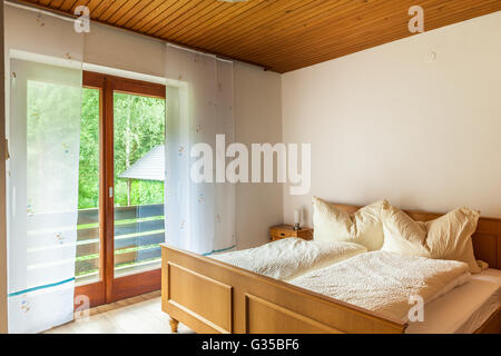 eine gemütliche Pensionen oder Hotelzimmer in Österreich Stockfoto