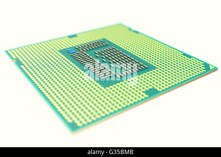 CPU-Chip, zentrale Verarbeitungseinheit, isoliert auf weiss mit Tiefe von Feld-Effekte. 3D illustration Stockfoto