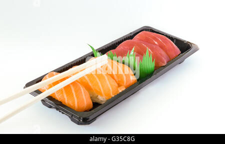 Lachs und Thunfisch Nigiri in einem Plastikbehälter Stockfoto