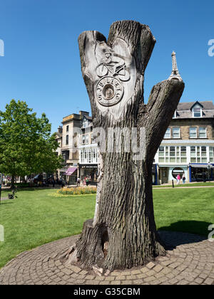 Baum-Skulptur zum Gedenken an die Grand Abfahrt der Tour de France in Yorkshire im Jahr 2014 in Harrogate North Yorkshire England Stockfoto