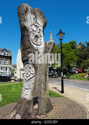 Baum-Skulptur zum Gedenken an die Grand Abfahrt der Tour de France in Yorkshire im Jahr 2014 in Harrogate North Yorkshire England Stockfoto