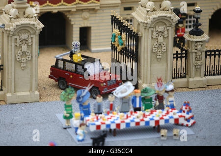 LEGOLAND Windsor Hotel in Windsor stellt eine Miniatur-Straßenfest außerhalb eines Modells des Buckingham Palace im Miniland vor der Patron Mittagessen auf der Mall in London anlässlich der Königin offizielle 90. Geburtstag am 12. Juni. Stockfoto