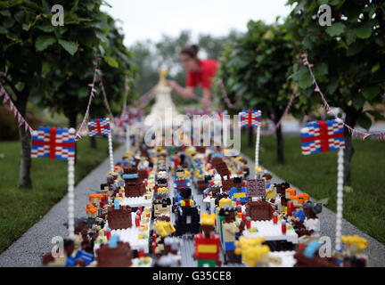 LEGOLAND Windsor Hotel in Windsor stellt eine Miniatur-Straßenfest außerhalb eines Modells des Buckingham Palace im Miniland vor der Patron Mittagessen auf der Mall in London anlässlich der Königin offizielle 90. Geburtstag am 12. Juni. Stockfoto