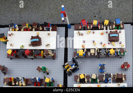 LEGOLAND Windsor Hotel in Windsor stellt eine Miniatur-Straßenfest außerhalb eines Modells des Buckingham Palace im Miniland vor der Patron Mittagessen auf der Mall in London anlässlich der Königin offizielle 90. Geburtstag am 12. Juni. Stockfoto