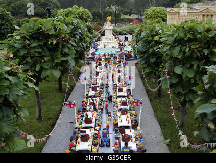 LEGOLAND Windsor Hotel in Windsor stellt eine Miniatur-Straßenfest außerhalb eines Modells des Buckingham Palace im Miniland vor der Patron Mittagessen auf der Mall in London anlässlich der Königin offizielle 90. Geburtstag am 12. Juni. Stockfoto