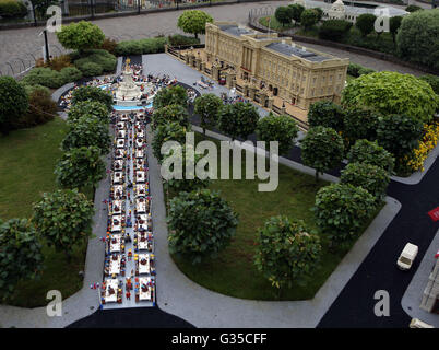 LEGOLAND Windsor Hotel in Windsor stellt eine Miniatur-Straßenfest außerhalb eines Modells des Buckingham Palace im Miniland vor der Patron Mittagessen auf der Mall in London anlässlich der Königin offizielle 90. Geburtstag am 12. Juni. Stockfoto